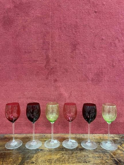 BACCARAT 
Set di sei bicchieri con stelo colorato
