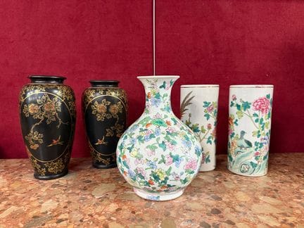 Set di cinque vasi, di cui due coppie
Con decorazi