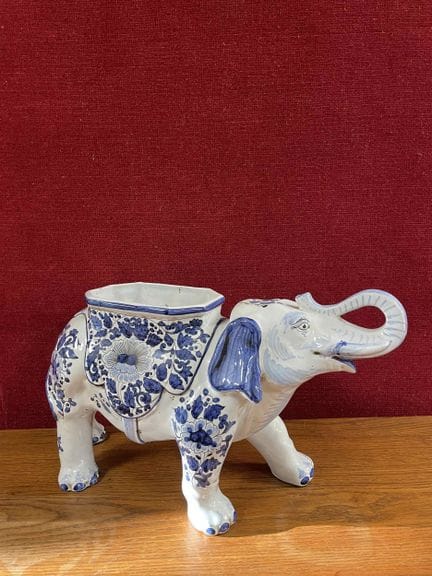 Sujet en faïence représentant un éléphant à décor 