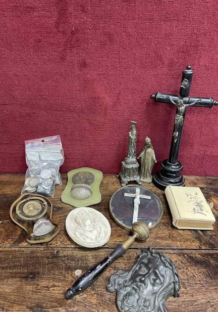 Lot de menus objets religieux : crucifix, médaille