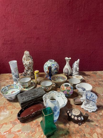 Set aus verschiedenen kleinen Keramikgegenständen: