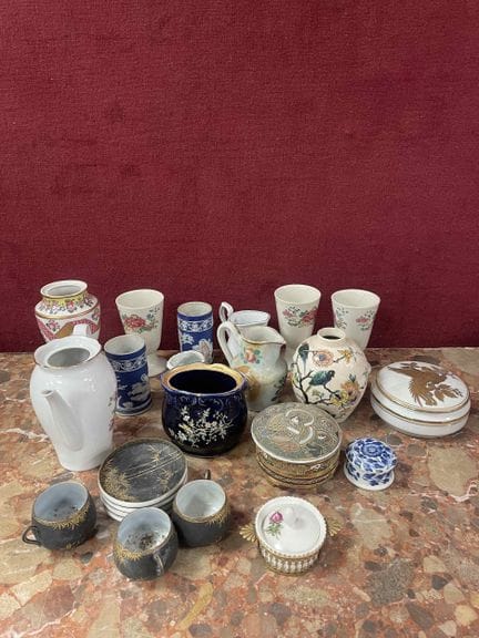 Verschiedene Objekte: Vasen, darunter Wedgwood, ei