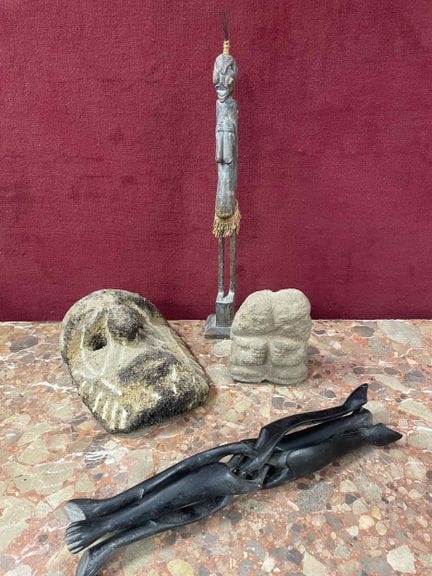 Set bestehend aus: Maske, geschnitzten Holzfiguren