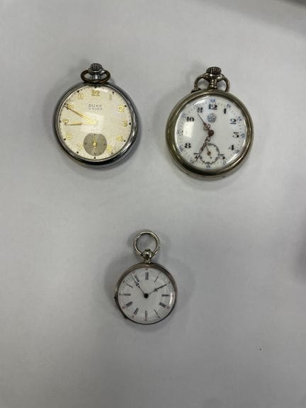 Taschenuhr aus 800er Silber 
Weißes emailliertes Z