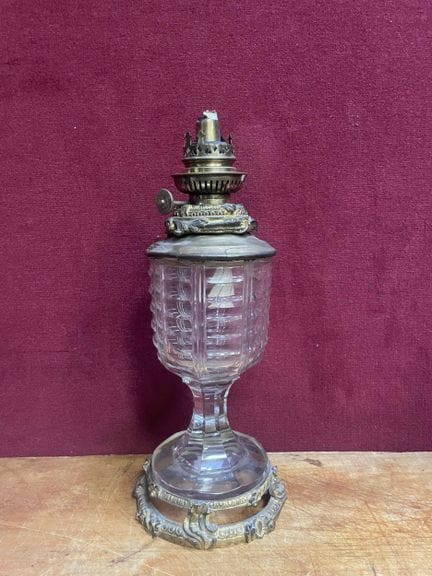 Lampe à pétrole en verre taillé en facettes 
Montu