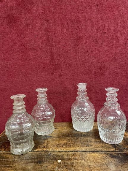 Deux paires de carafes en verre 
H. 25 cm 
Eclats