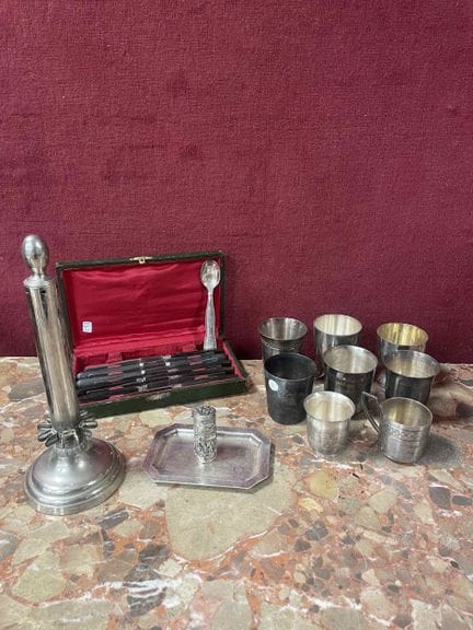Set in metallo argentato: piatto, coppette, tazza,