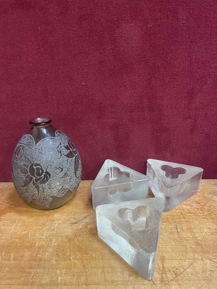 Vase ovoide en verre à décor gravé de roses 
On jo