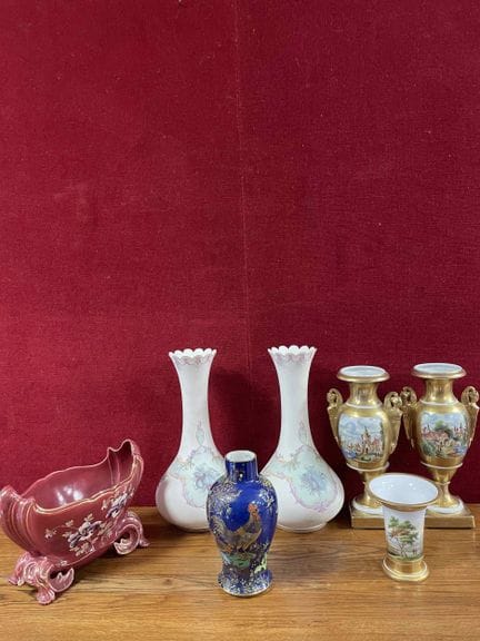 Lot de pièces en porcelaine comprenant notamment u
