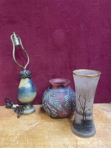 Ensemble comprenant une pied de lampe en verre mar