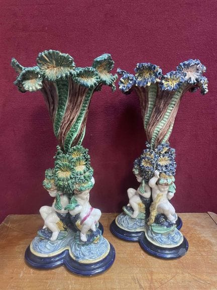 Paire de vases aux angelots en barbotine à riche d