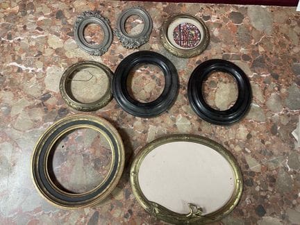Set of round wooden and metal picture frames. 
As 
