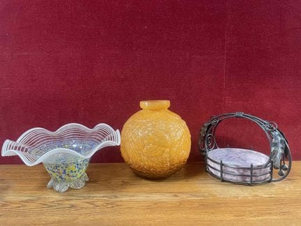 Ensemble comprenant une coupe en verre à décor pol
