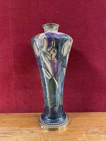 Vase en faïence émaillée à décor polychrome de fle