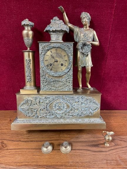 Pendule en bronze ciselé doré 
Cadran circulaire a
