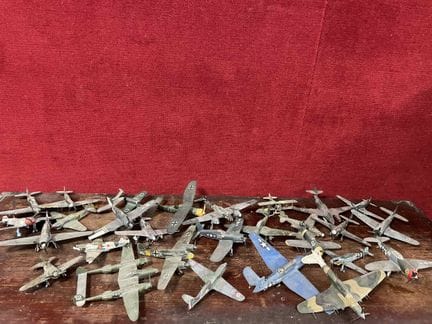 Important lot d'avions miniatures 
En l'état