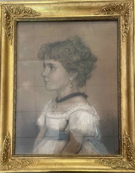 约1900年法国画派
身着白裙的小女孩肖像
炭笔、粉笔和粉彩
右下角标有“Léonor. Saint