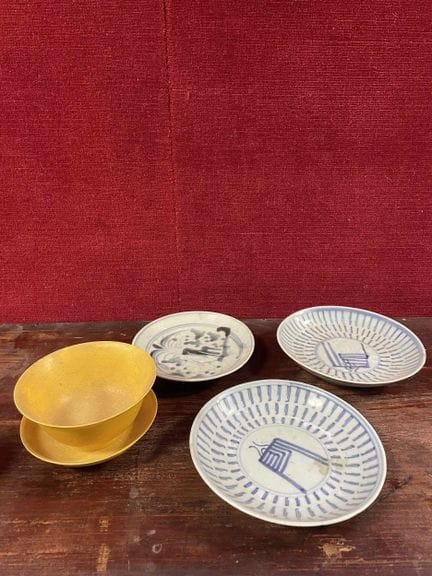CHINA 
Set bestehend aus 3 Tellern (darunter ein P