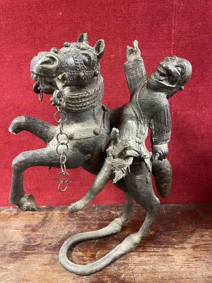 AFRIKA 
Reiterfigur aus Bronze mit schwarzer Patin