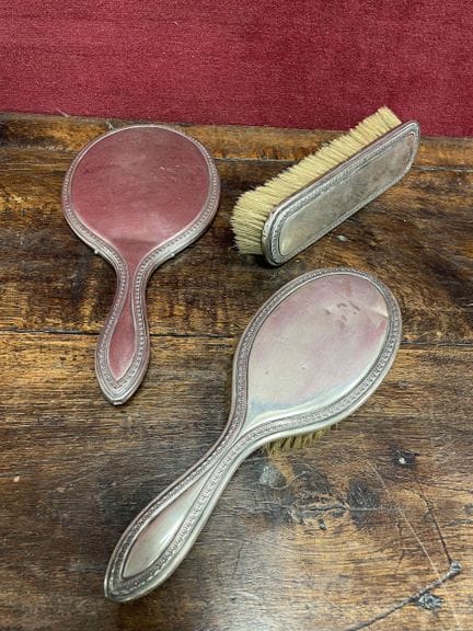800/°° silver toiletries set, decorated with an op