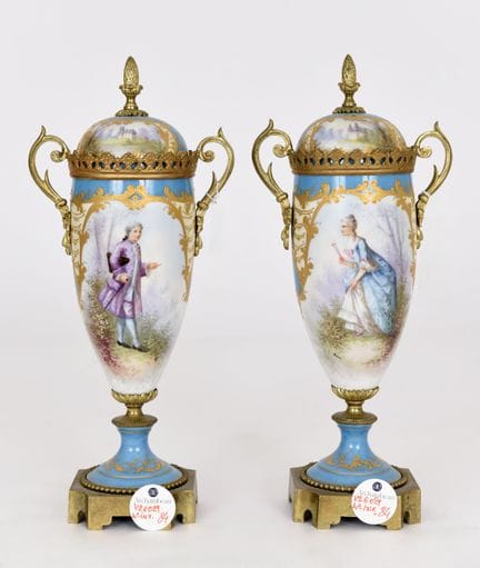 SEVRES, hacia 1840-1870.
Par de jarrones de porcel