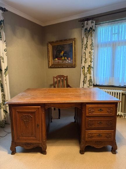 Arbeitszimmer oder Büroeinrichtung aus geschnitzte