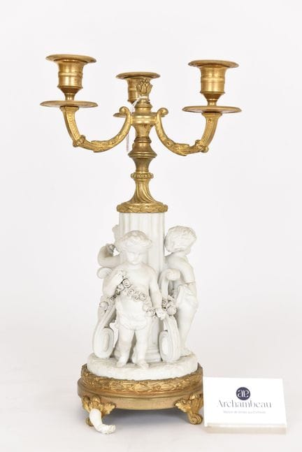 Porcelana y bronce dorado.
Candelabro de tres luce
