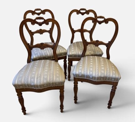 4 Stühle im Louis-Philippe-Stil
Guter Zustand
