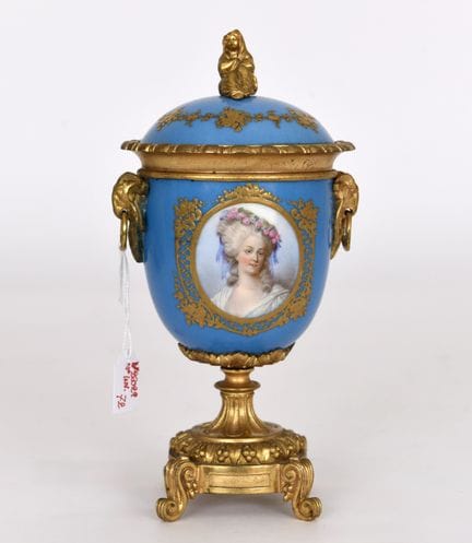 SEVRES París 
Jarra con tapa, decorada con bronces