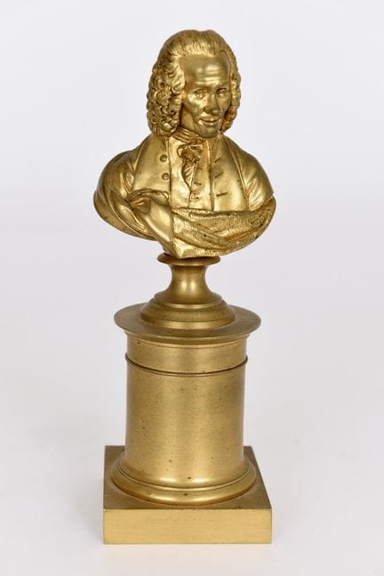 Busto de bronce dorado que representa al filósofo 