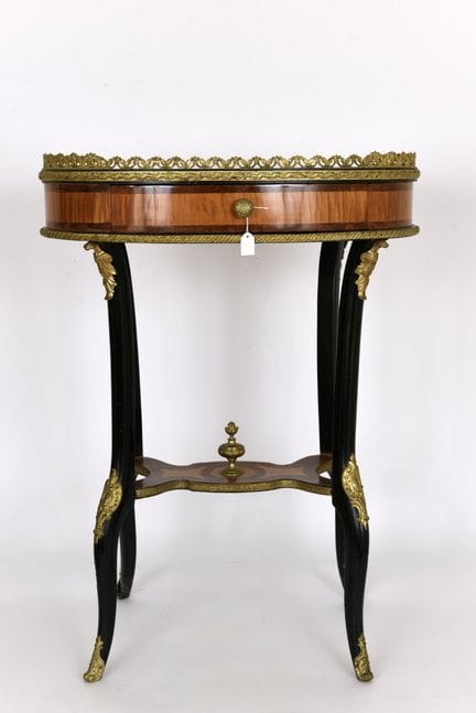 NAPOLEONE III.
Tavolino ovale in legno ebanizzato 