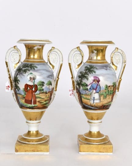 BRUSELAS. Par de jarrones de porcelana pintada y d