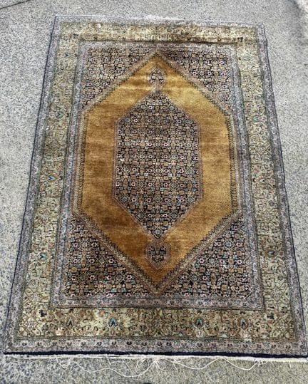 Tapis. Perse. Tabriz ou Goum. Inv. N° 42 V 26007.
