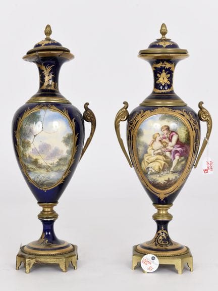 SEVRES, hacia 1870.
Marcado en la tapa.
Jarrones d
