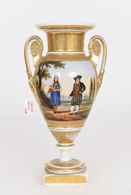 Jarrón de la época del siglo XIX. 
Decorado con un