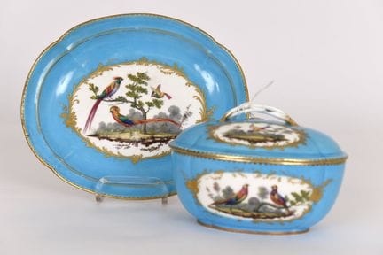 SEVRES. Cuenco de caldo 
Pieza con forma similar a