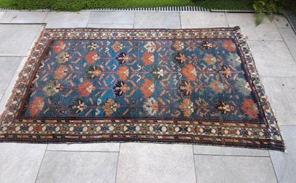 Tapis Iran.(D)
Tapis
Caucase fond bleu, bordure cr