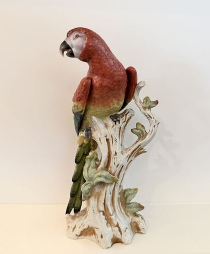 Gran figurita de porcelana pintada a mano, que rep