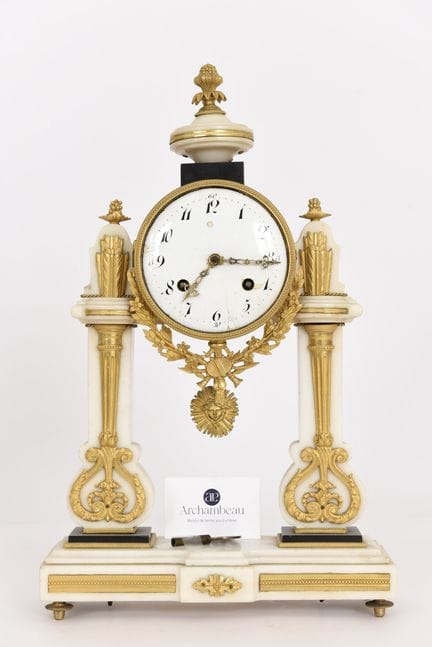 Reloj de pórtico de época LXVI, de mármol blanco y