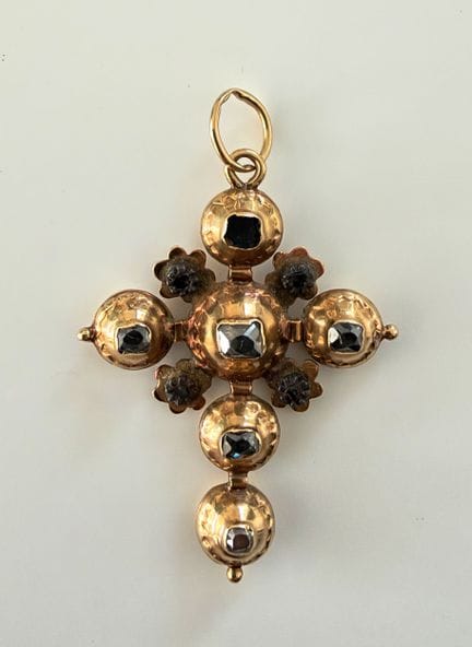 Cruz de oro de 18 quilates con piedras talladas a 