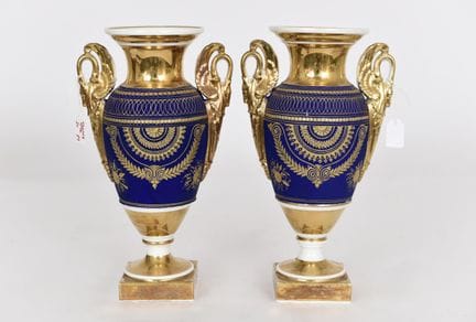 Par de jarrones de porcelana azul y dorada, con as