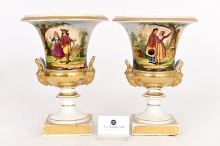 MEDICIS. Par de jarrones de porcelana, hacia 1840.
