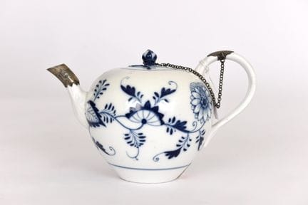 MEISSEN. Tetera de cerámica azul y blanca de China