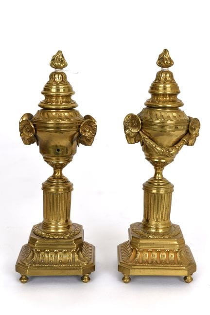 Ein Paar wendbare Kerzenhalter in Form von Schalen