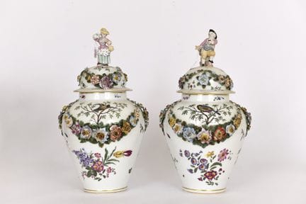 MEISSEN. Porcelana. Hacia 1900.
Par de jarrones gr