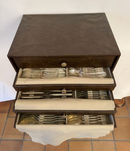 Besteckset aus versilbertem Metall.
Modell mit Net