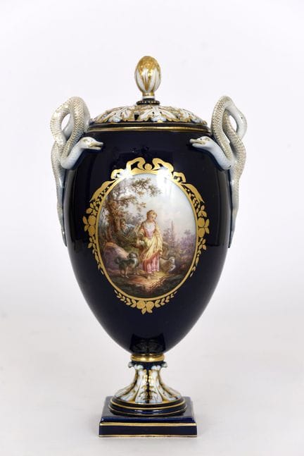SEVRES o MEISSEN
Jarrón ovoide azul con tapa, asas