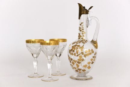 Karaffe oder Krug und drei mit Goldverzierungen ve