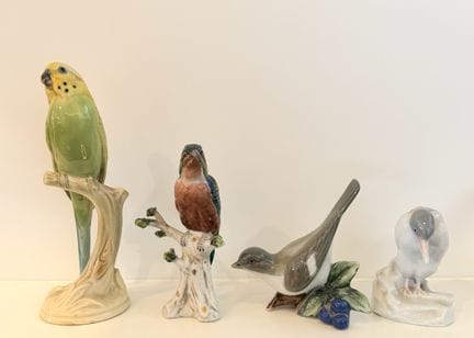 Conjunto de figuritas de porcelana que representan