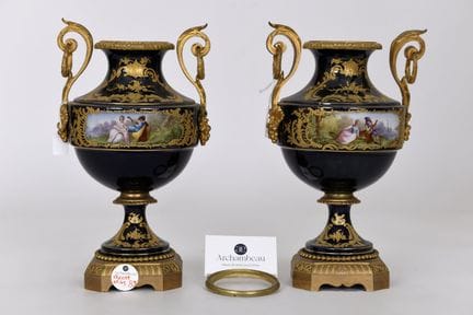SEVRES, hacia 1870.
Par de jarrones o cazuelitas d